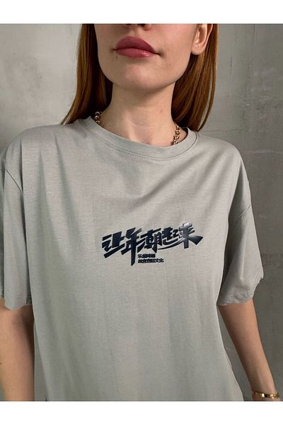 Cappmoda T-908 Tricou cu decolteu rotund cu imprimeu cu injecție cu scris chinezesc gri