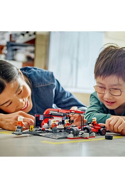 LEGO LEGO City set - F1 pit and mechanics with Ferrari car (60443)