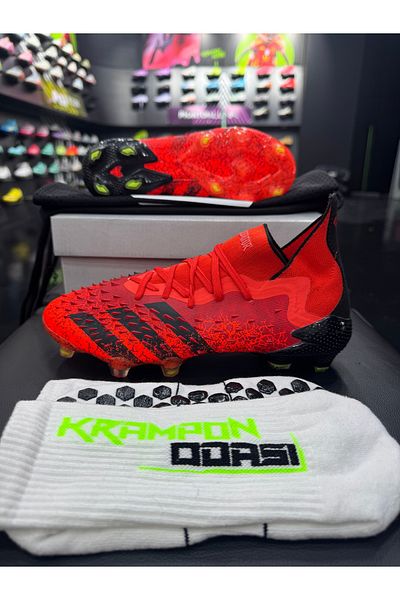 Krampon odası A Predator's Crust of Knowledge with Cleats and Socks