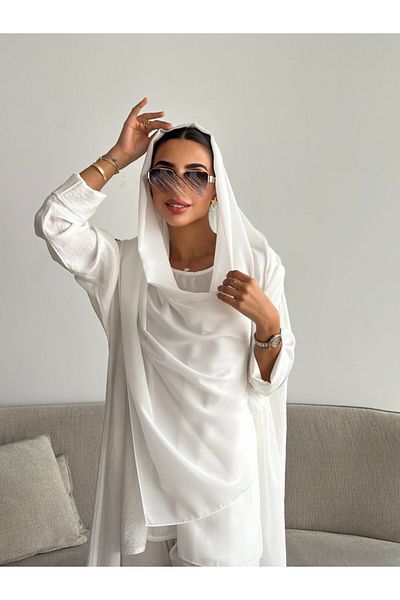 outline عباية سفر صيفية باللون الأبيض مع بدلة داخلية أنيقة