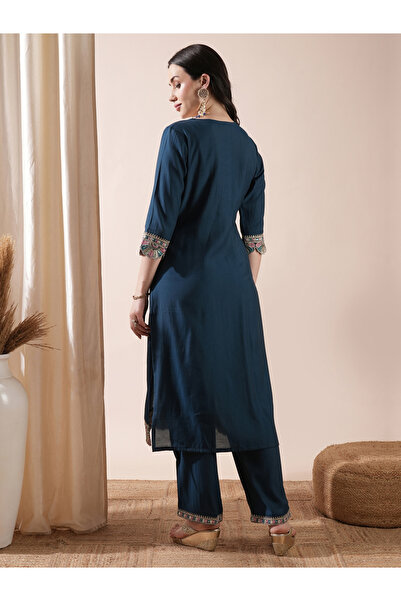 Globus By Styli Embroidered Scalloped Hem Straight Kurta with Pants Set