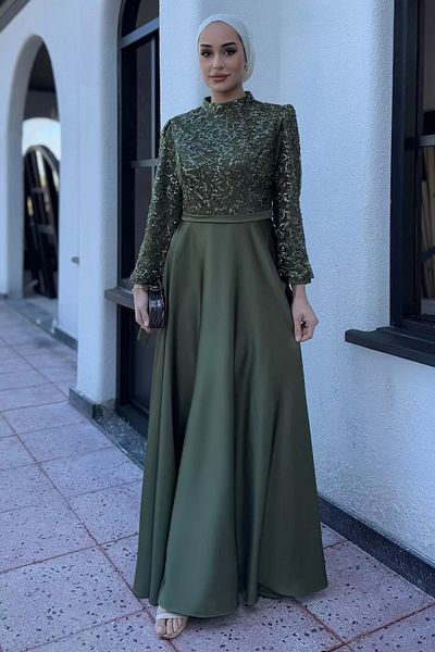 julude Rochie de seară din satin Kiloş, cu mâneci kaki, cu paiete și broderie cu piatră