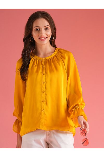 Globus By Styli بلوزة ساتان فضفاضة بأكمام منفوخة وأزرار