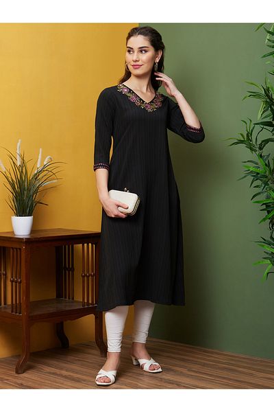 Globus By Styli كورتا مطرزة بفتحة رقبة على شكل حرف V وخط A
