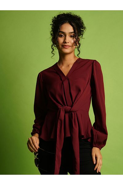 Globus By Styli بلوزة من الكريب بأكمام منفوخة وفتحة رقبة على شكل حرف V مع تفاصيل رباط