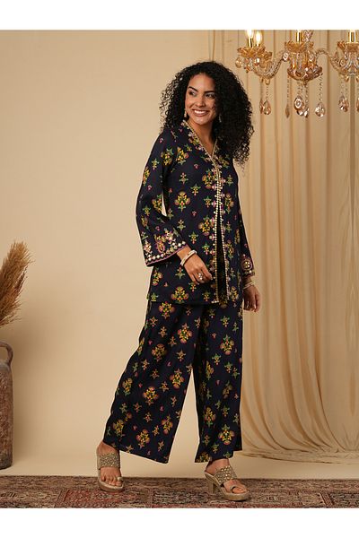 Globus By Styli بلوزة بأكمام جرس ومطرزة بزخارف عرقية مع بنطلون منسق