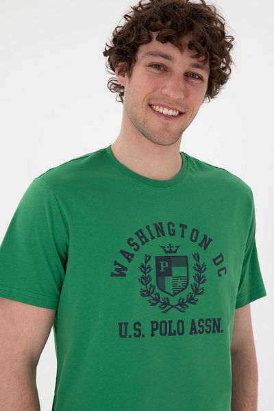 U.S. Polo Assn. تي شيرت رجالي ذو قصة عادية وياقة دائرية ومطبوع باللون الأخضر 50299535 -VR054