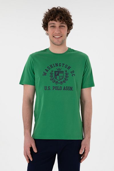 U.S. Polo Assn. تي شيرت رجالي ذو قصة عادية وياقة دائرية ومطبوع باللون الأخضر 50299535 -VR054