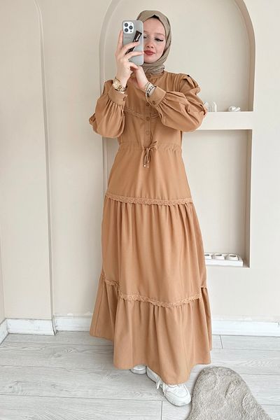 ButikMoor MO334 Φόρεμα Camel με γιακά Judge με δαντέλα