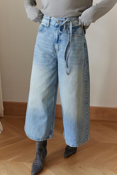 Askı Nişantaşı Pantaloni capri din denim cu talie albastră de gheață