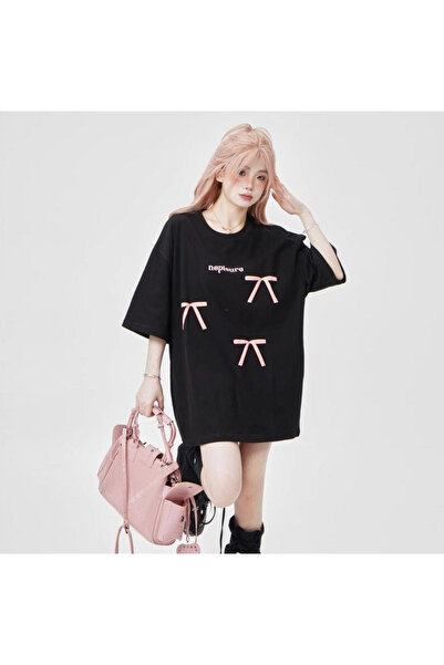 Minga London Tricou negru cu detaliu de panglică roz imprimat în față -Mingal...