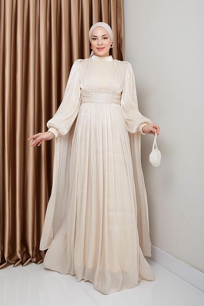 Olcay Yorgo Seiden-Hijab-Abendkleid mit Gürtel und Cape-Detail CREAM 1237