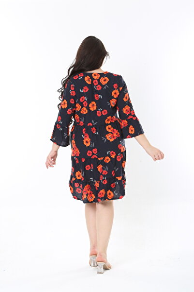 Şans Жіноча сукня великого розміру чорного кольору з V-подібним вирізом та багатошаровою спідницею 65N38845