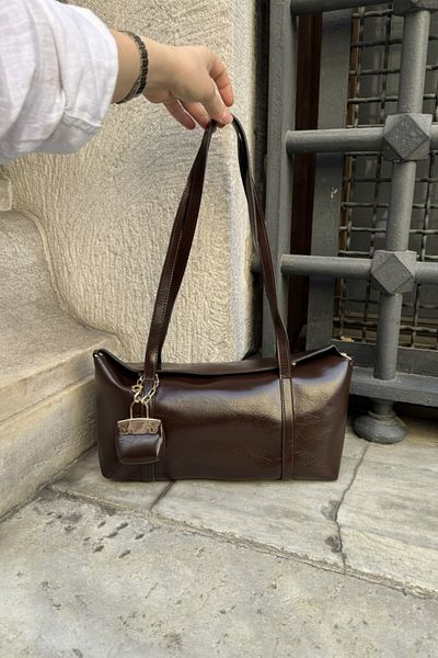 LEONAS Τσάντα Clamshell - Γυναικεία τσάντα χεριών και ώμου με γούρι (Laya Bitter Brown)