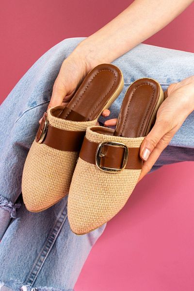 FUGA MODA Чехли Pedry със сламена текстура и кафяви златисти катарами със затворени пръсти