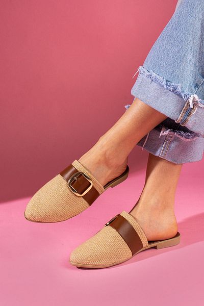FUGA MODA Чехли Pedry със сламена текстура и кафяви златисти катарами със затворени пръсти