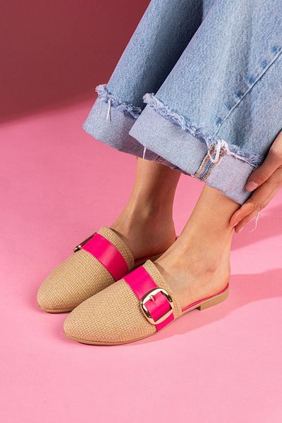 FUGA MODA Παντόφλες Pedry Fuchsia με χρυσή αγκράφα με ψάθινη υφή κλειστή μπροστά