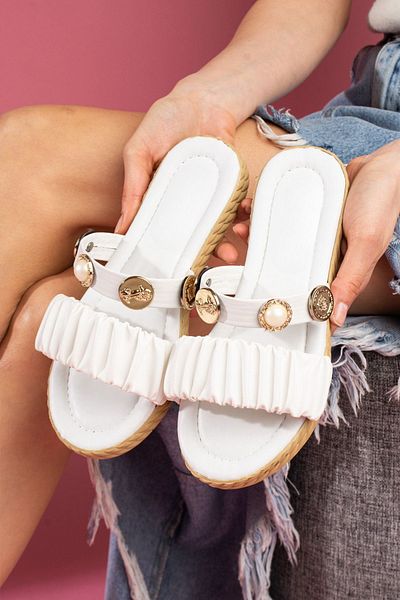 FUGA MODA Παντόφλες Mekin White Skin Pearl and Seal με αξεσουάρ