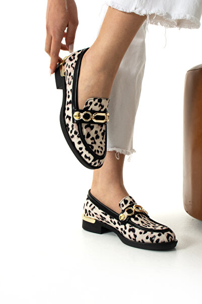 Güllü Shoes Kadın Bej Leopar Desenli Vegan Süet Loafer Şık, Konforlu, Kaymaz Taban, Altın Zincir Detay Ayakkabı