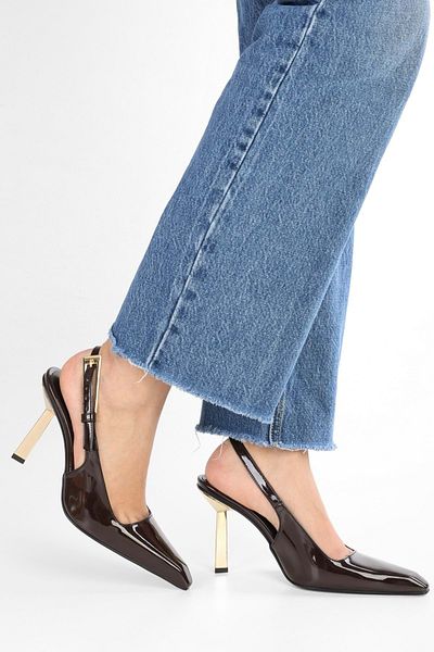 Shoeberry Damen Laurend Bitter Brown Lackleder Stiletto mit stumpfer Zehenpartie und Gürtel
