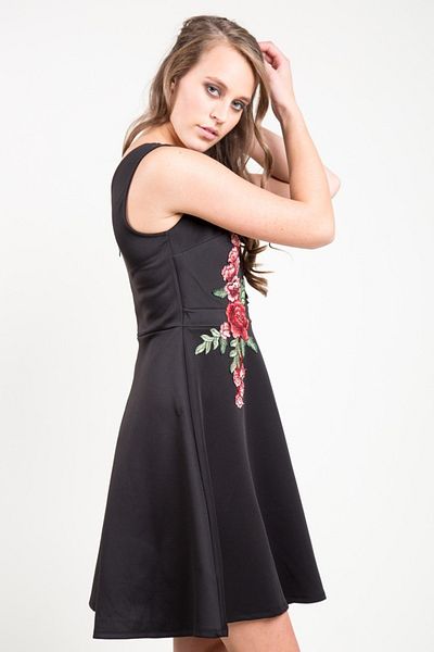 FASHION COCKTAIL Rochie din poliester cu fermoar la spate, brodata cu flori de trandafir simetrice