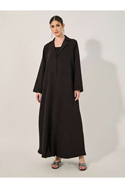 Styli عباية مزينة بياقة مدببة مع حجاب