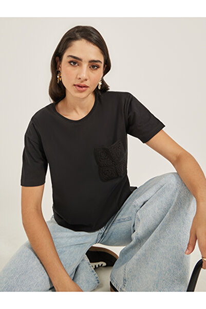 Styli تي شيرت كروشيه برقبة دائرية وأكمام قصيرة