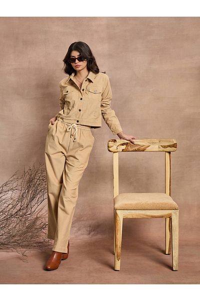 Sassafras By Styli بنطال مستقيم من قماش مخملي مع حزام خصر مطاطي
