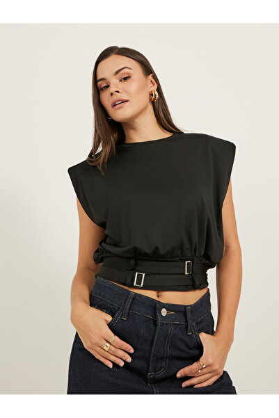 Styli تي شيرت مربع بدون أكمام ومُبطن بكتف واحد وحزام