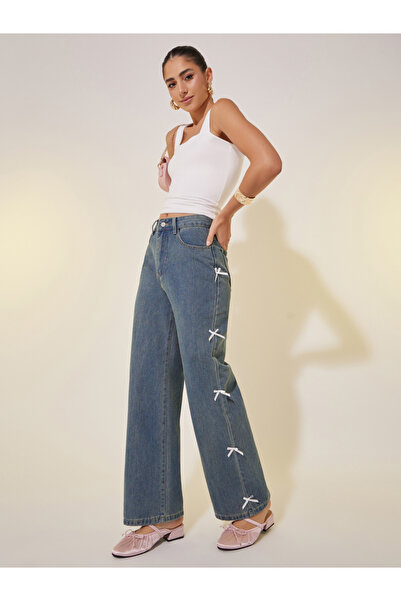 Take Two By Styli بنطال جينز باهت متوسط الارتفاع وواسع الساق مع تفاصيل فيونكة