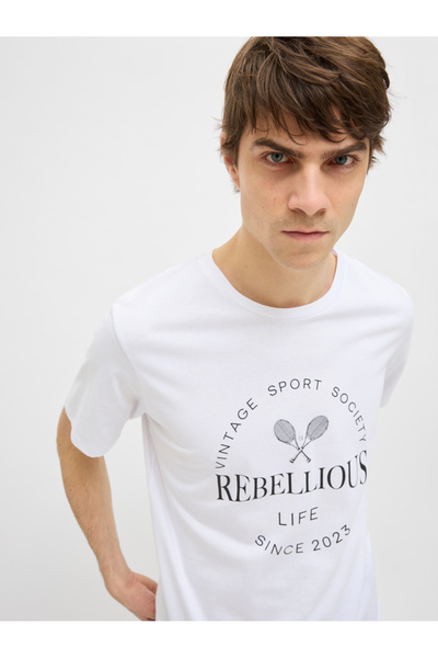 REBEL By Styli تي شيرت بطبعة شعار ورقبة دائرية