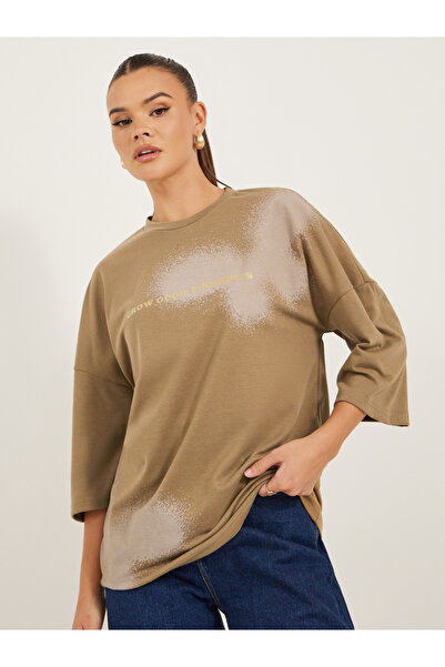 Styli تي شيرت كبير الحجم بطبعة جرافيكية وأكتاف منسدلة