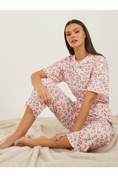 Styli طقم تي شيرت بطبعة جلد النمر وحافة خس مع بيجامة كابري