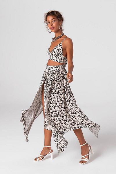 FASHION COCKTAIL Strap Tie-Up Crop Slit Skirt Glitter Linen Summer Vacation Double Set Ecru