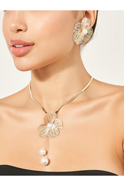 Styli مجموعة من قطعتين - قلادة مزينة بنقشة زهور وأقراط متدلية من اللؤلؤ الصناعي