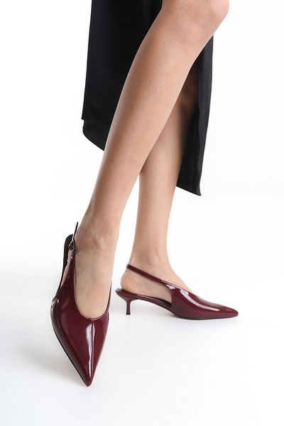 TRENDYOL SHOES Burgunderrote Lackleder-Schuhe mit spitzer Zehenpartie für Damen mit Kitten-Heels TAKSS25TO00073