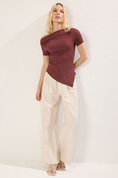 Trendyol Collection Bluză tricotată elastică, asimetrică, roșie claret, cu detaliu de strângere/drape TWOSS25BZ00272
