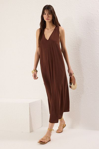 Trendyol Collection Кафява право изрязана макси тъкана рокля TWOSS25EL00247