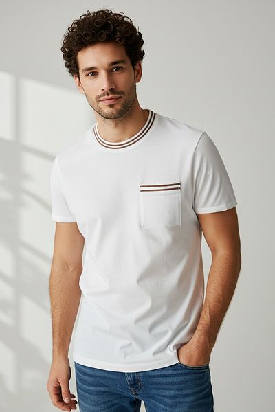 Trendyol Collection Ecrufarbenes Basic-T-Shirt aus 100 % Baumwolle mit Taschen- und Klebeband im regulären/normalen Schnitt TMNSS25TS00035
