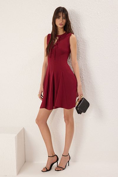 Trendyol Collection Burgunderrotes, gerades Minikleid mit gewebtem Saum und Schnürung an der Taille TWOSS25EL00747