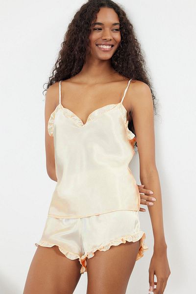 Trendyol Collection Ecrufarbenes, gewebtes Pyjama-Set mit gerüschten Seilträgern und Satin-Shorts THMSS22PT0274