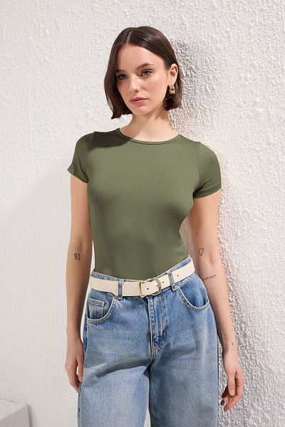 Trendyol Collection Khakifarbener, taillierter, kurzärmliger, flexibler Strick-Body mit Druckknöpfen TWOSS24BD00034