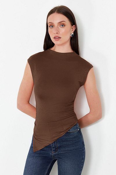 Trendyol Collection Braune, asymmetrische Strickbluse mit Stehkragen und Kordelzug/Drape-Details