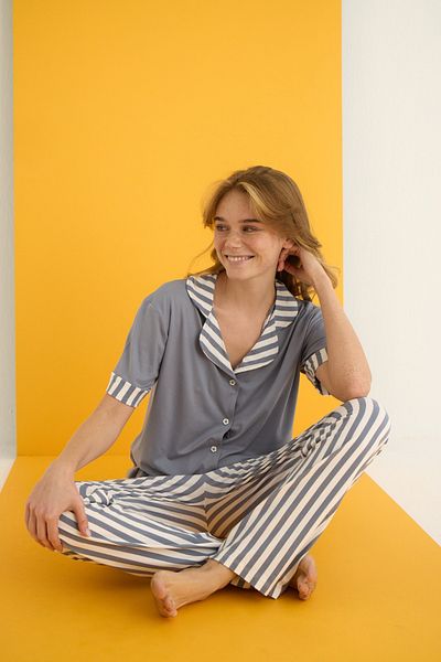Trendyol Collection Grau gestreiftes Pyjama-Set mit Hemdkragen und weichem Strickmuster THMSS25PT00412