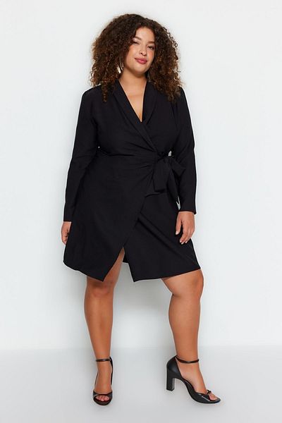 Trendyol Curve Schwarzes zweireihiges Minikleid in Übergröße - TBBAW24AH00058