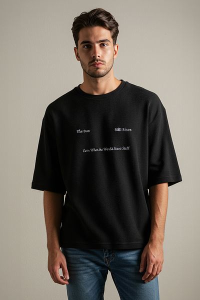 Trendyol Collection Μαύρο υπερμεγέθη μπλουζάκι με λεπτομέρεια κεντήματος - TMNSS25TS00129