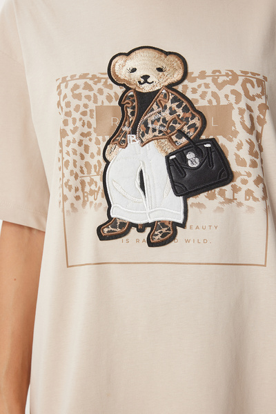 Happiness İstanbul Cremefarbenes Damen-T-Shirt mit Teddybär-Stickerei aus Baumwolle in Übergröße CR00464