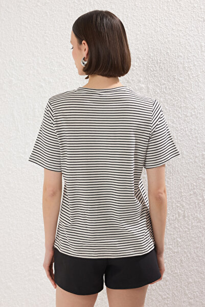 Trendyol Collection Μπλουζάκι με κανονική εφαρμογή με κέντημα μαύρης καρδιάς TWOSS25TS00141