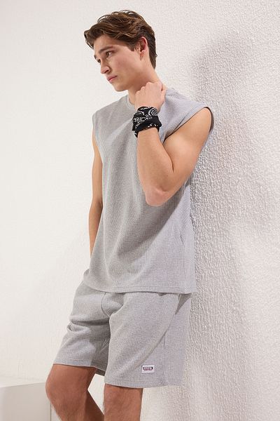 Trendyol Collection Graues, gestricktes Pyjama-Set mit Tank-Shorts in regulärer Passform TMNSS25PT00028