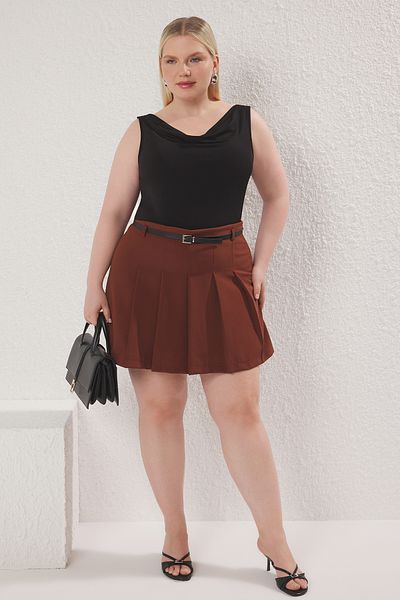 Trendyol Curve Brauner, plissierter, gewebter Shorts-Rock mit hoher Taille und Gürtel in Übergröße TBBSS25AP00013